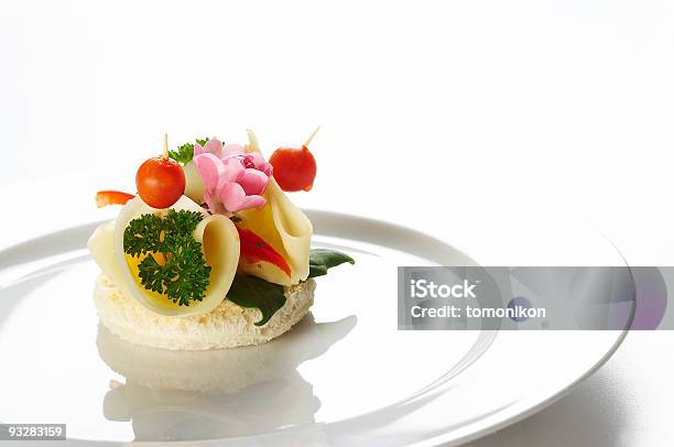 Singolo Snack Su Bianco Piatto - Fotografie stock e altre immagini di Bianco - Bianco, Cibo, Colore descrittivo