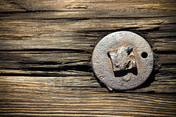 Molto vecchio bullone in legno invecchiato - foto stock