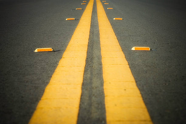 Linea gialla su una strada - foto stock