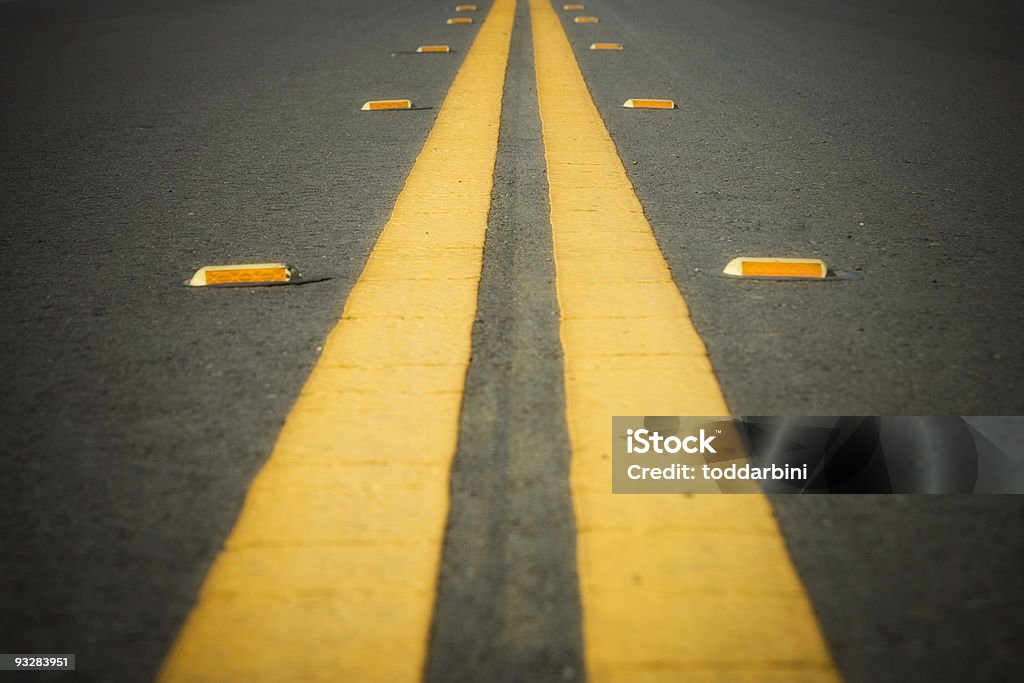 Linha amarela em uma estrada - Foto de stock de Olho de Gato royalty-free