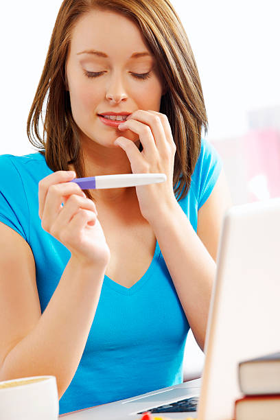 心配している若い女性自宅で妊娠テスト - pregnancy test test type medical test test method ストックフォトと画像