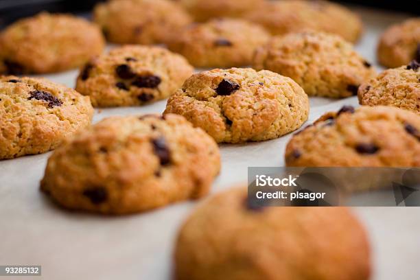 Foto de Cookies Com Gotas De Chocolate e mais fotos de stock de Biscoito de Chocolate - Biscoito de Chocolate, Texturizado - Descrição Geral, Alimentação Não-saudável