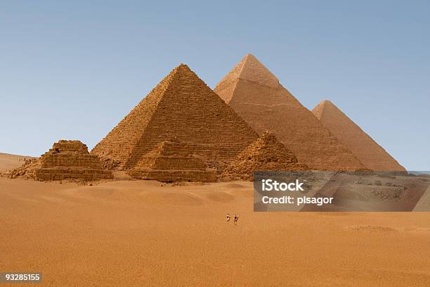 Foto de Pirâmides De Gizé No Egito e mais fotos de stock de Adulto - Adulto, Antiguidade, Antiguidades