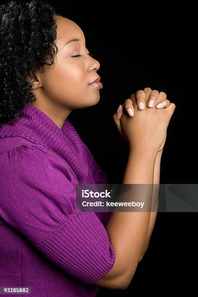 Mujer Joven Rezar Foto de stock y más banco de imágenes de Rezar - Rezar, Mujeres, Africano-americano