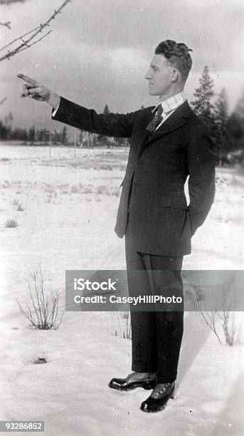 Hombre Señalando Foto de stock y más banco de imágenes de Adulto - Adulto, Aire libre, Blanco y negro