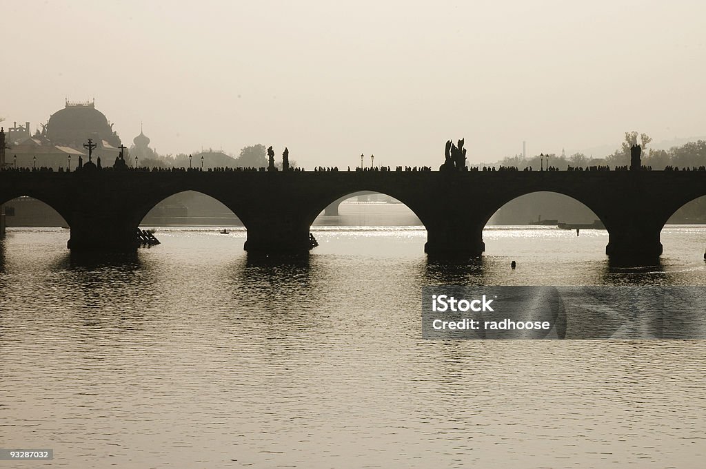 Puente Charles en praga, - Foto de stock de Agua libre de derechos