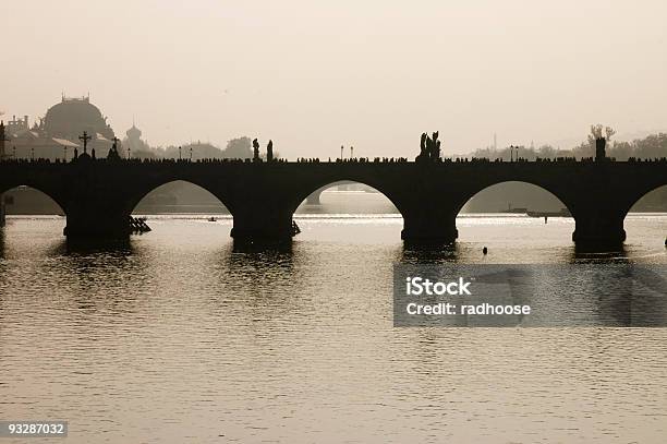 Puente Charles En Praga Foto de stock y más banco de imágenes de Agua - Agua, Aire libre, Arquitectura