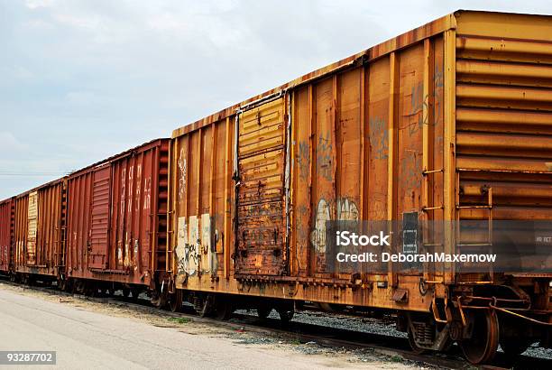 Foto de Trem Do Velho Boxcars Com Faixas e mais fotos de stock de Amassado - Amassado, Estrada de ferro, Trem