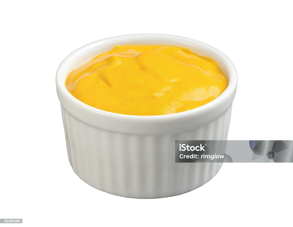 Mostaza americana en blanco con trazado de recorte Ramekin - Foto de stock de Aderezo libre de derechos