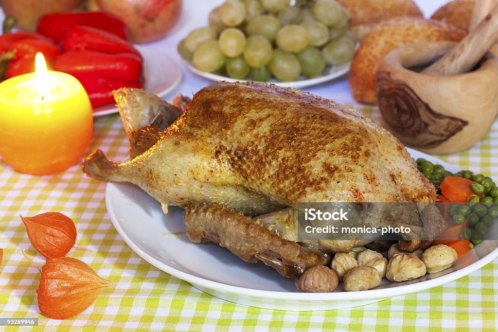 festive de canard rôti avec carotte, de pois de senteur et aux marrons - Photo de Aliment rôti libre de droits