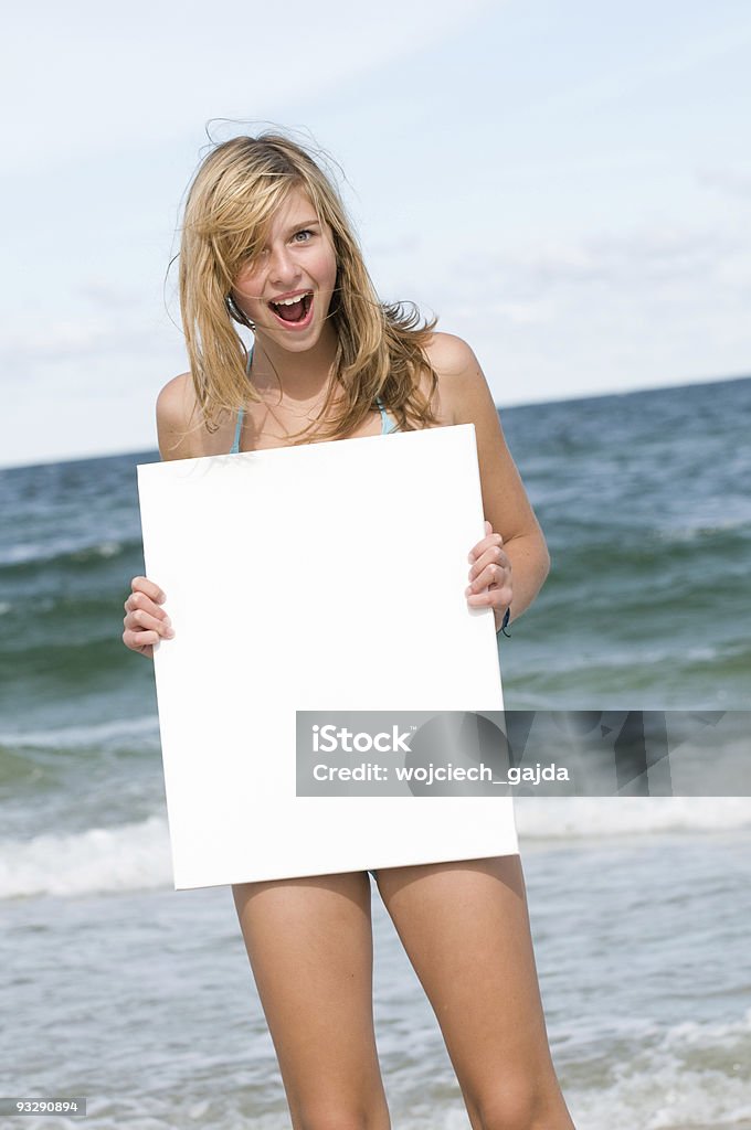 Hermosa Chica con cartel en blanco en la playa - Foto de stock de Agarrar libre de derechos