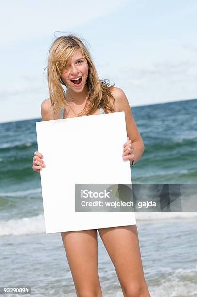 Hermosa Chica Con Cartel En Blanco En La Playa Foto de stock y más banco de imágenes de Agarrar - Agarrar, Cartel, Personas