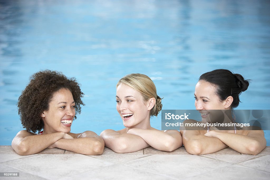 Amigos na piscina - Foto de stock de Grupo Multiétnico royalty-free