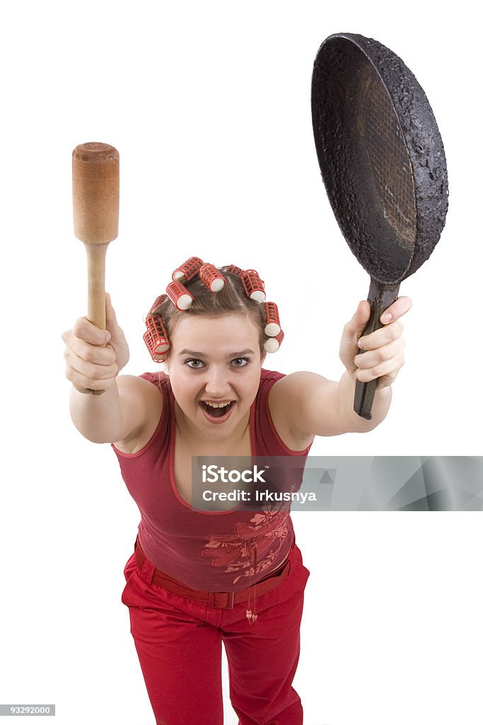 Домохозяйка с Бигуди в ее волосы, держит сковороде. - Стоковые фото Бигуди роялти-фри
