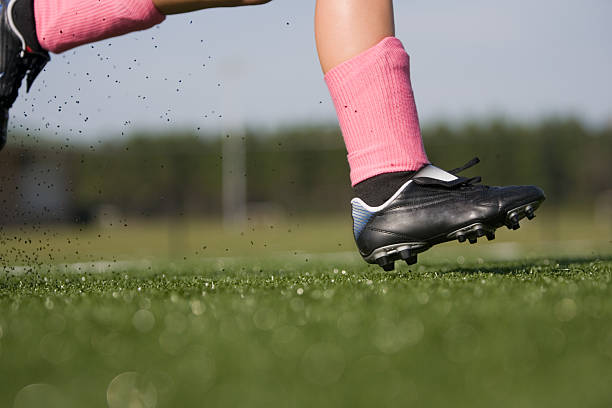 chica corriendo jugador de fútbol - botas de fútbol fotografías e imágenes de stock