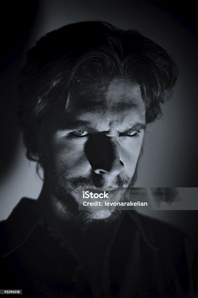 Ritratto di un giovane arrabbiato uomo - Foto stock royalty-free di Adulto