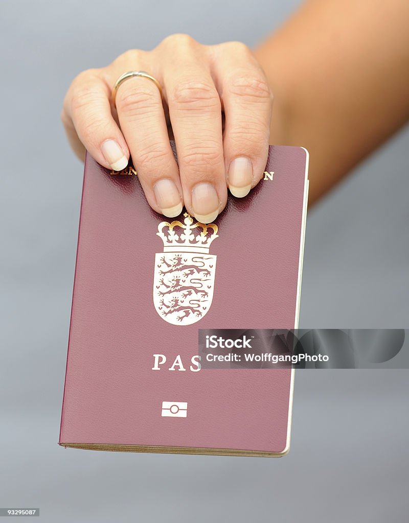 Reisepass in womans hand - Lizenzfrei Reisepass Stock-Foto