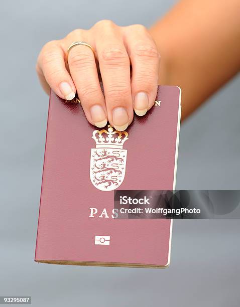 Foto de Pasport Em Womans Mão e mais fotos de stock de Passaporte - Passaporte, Autoridade, Balcão de check-in do aeroporto