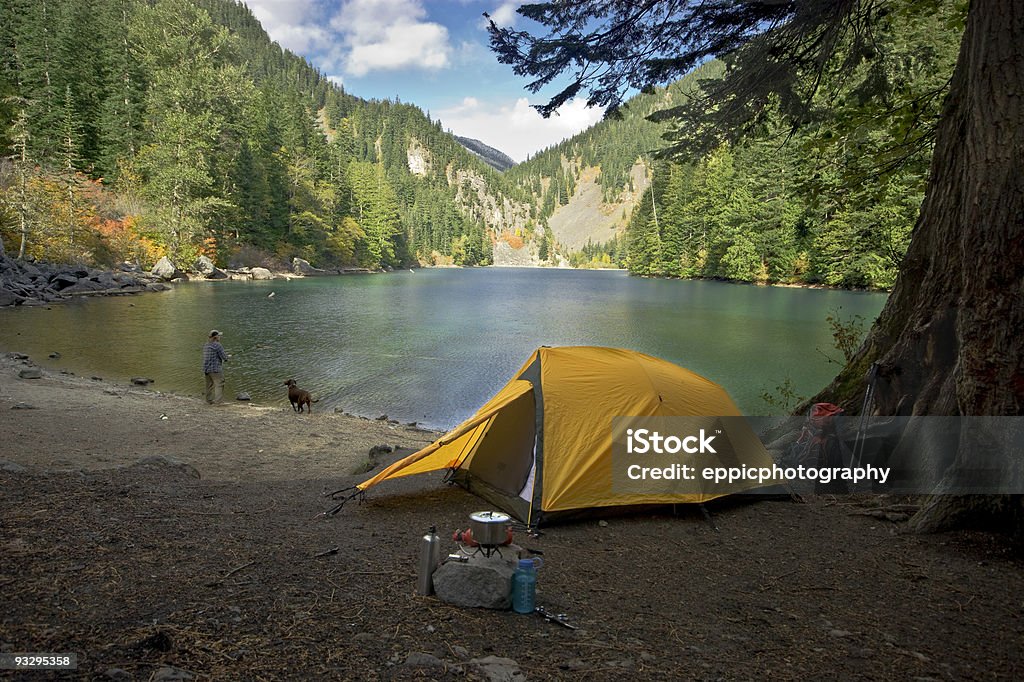 Pescador en un lago silvestre campamento - Foto de stock de Camping libre de derechos