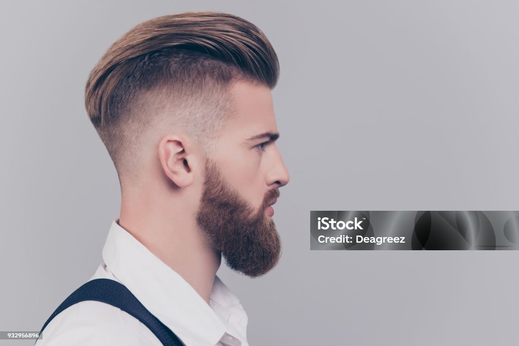 Retrato frente a la mitad de grave concentrado seguro brutal chic guapo atractivo elegante moderno chico usando ligas de camisa clásica blanca aisladas en blanco vacía de fondo gris copyspace - Foto de stock de Hombres libre de derechos