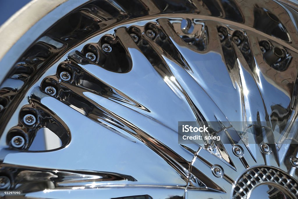 Le chromeplated rim d'une roue - Photo de Acier libre de droits