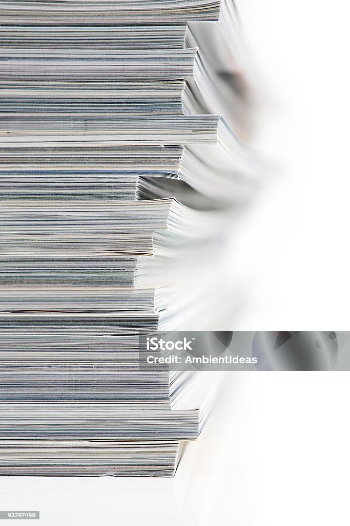 Pila di riviste su sfondo bianco - Foto stock royalty-free di Astratto