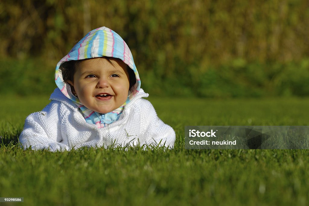 Retrato de bebê menina no gramado - Foto de stock de Bebê royalty-free