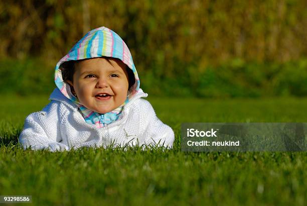 Foto de Retrato De Bebê Menina No Gramado e mais fotos de stock de Bebê - Bebê, Bebês Meninas, Cabelo Castanho