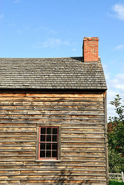 old haus - dachschindel stock-fotos und bilder