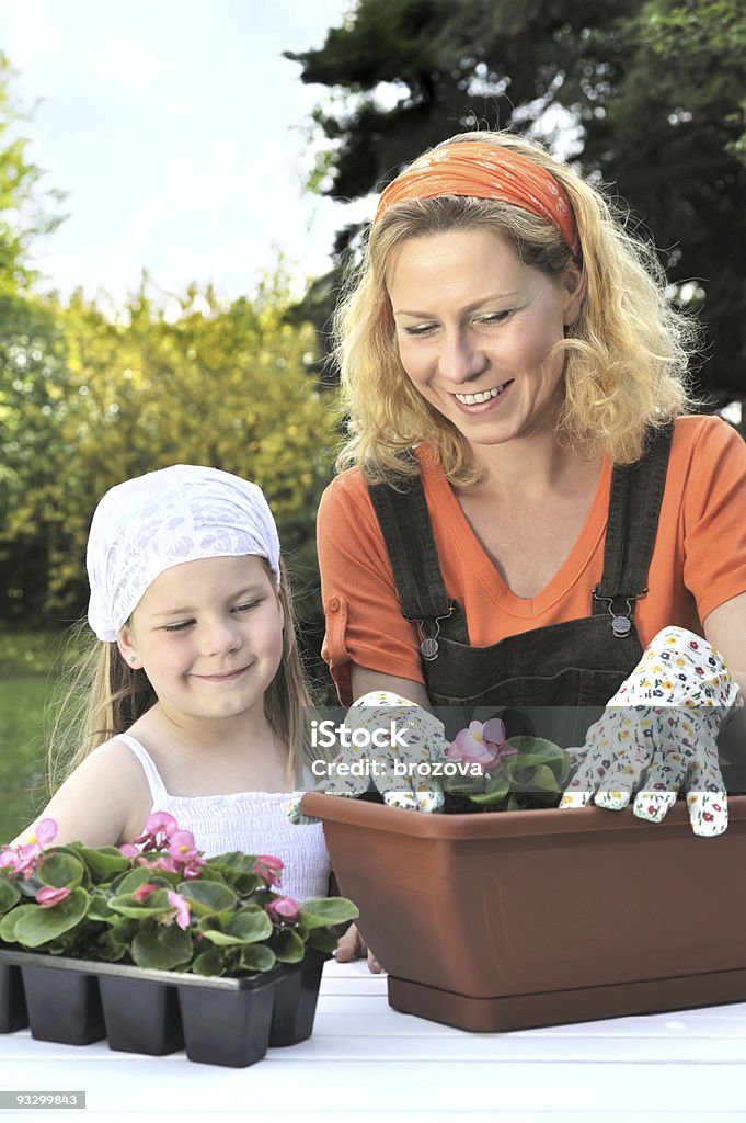 Mãe e filha Plantação de flores - Foto de stock de Filha royalty-free