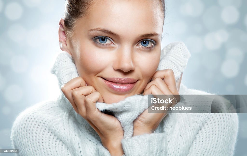 Close-up de mulher com rosto lindo branco agasalho - Foto de stock de Adulto royalty-free