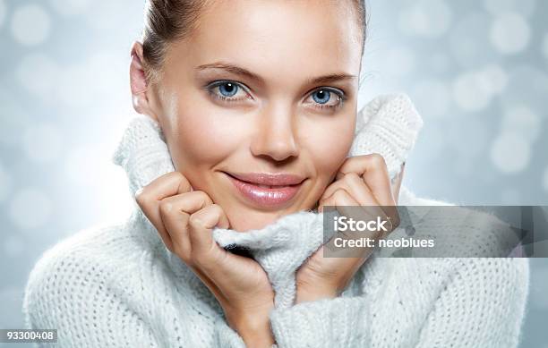 Foto de Closeup De Mulher Com Rosto Lindo Branco Agasalho e mais fotos de stock de Adulto - Adulto, Alegria, Azul