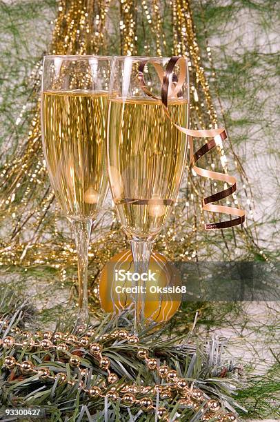 Champagne E Ornamenti Di Natale - Fotografie stock e altre immagini di Alchol - Alchol, Argentato, Bicchiere da vino