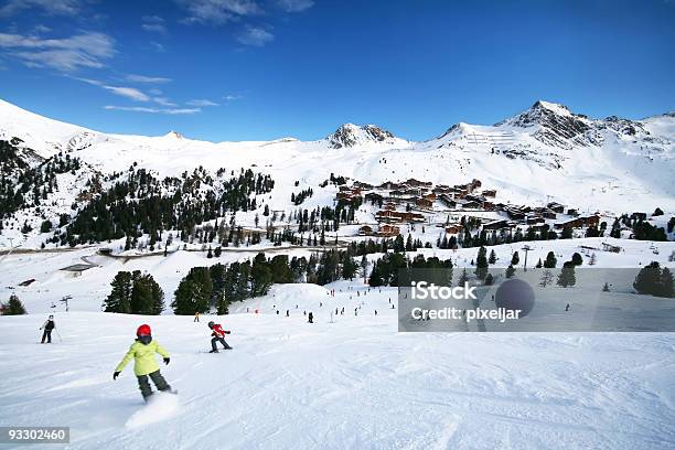 Narciarzy W Alpach - zdjęcia stockowe i więcej obrazów La Plagne - La Plagne, Francja, Narciarstwo