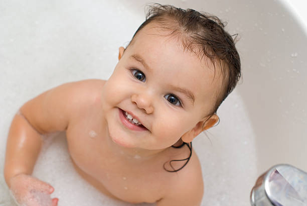 Joven niño en baño de burbujas - foto de stock