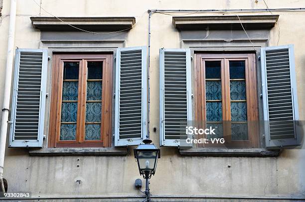 Tradicional De Windows En Old Estuco Pared Foto de stock y más banco de imágenes de Abstracto - Abstracto, Arquitectura, Arquitectura exterior