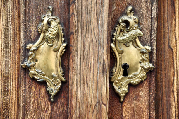 istock Vintage door with golden doorknob 933035612