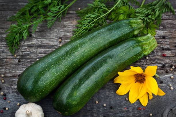 świeże ekologiczne cukinie - zucchini zuchinni flower squash zdjęcia i obrazy z banku zdjęć