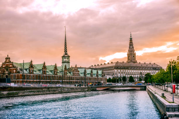 vackra canal i köpenhamn och visa börsen byggnad vid solnedgången - copenhagen business bildbanksfoton och bilder