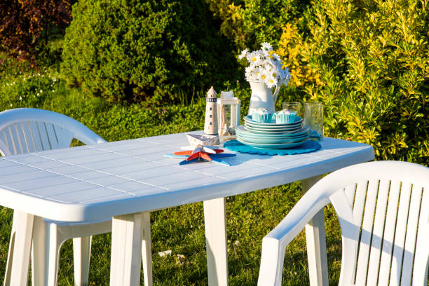 istock Afternoon snack in the garden 933104794