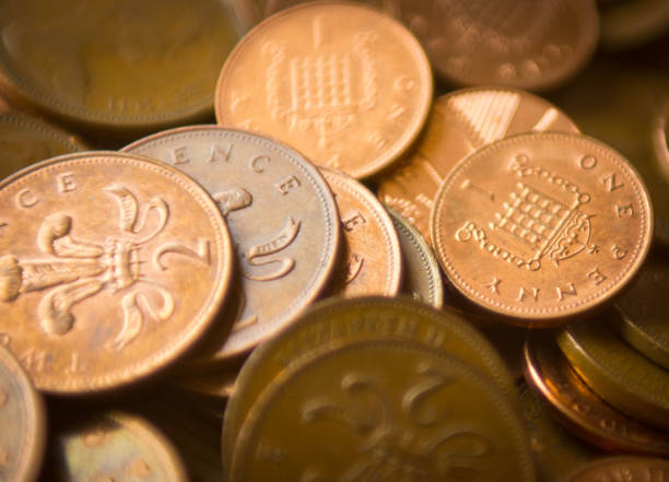 монеты один и два пенса - one pence coin british coin coin currency стоковые фото и изображения