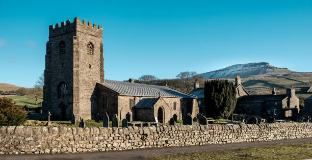 couvert de neige pen-y-ghent derrière st oswalds church - horton in ribblesdale photos et images de collection