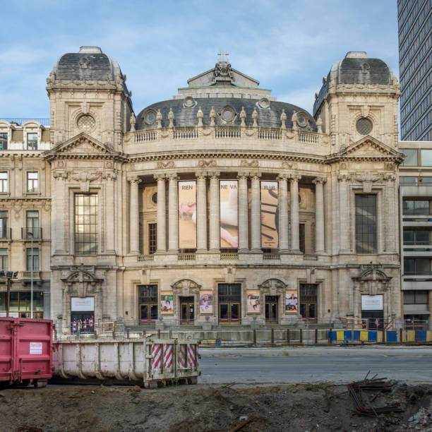 road works in front of the opera building - traffic jam imagens e fotografias de stock