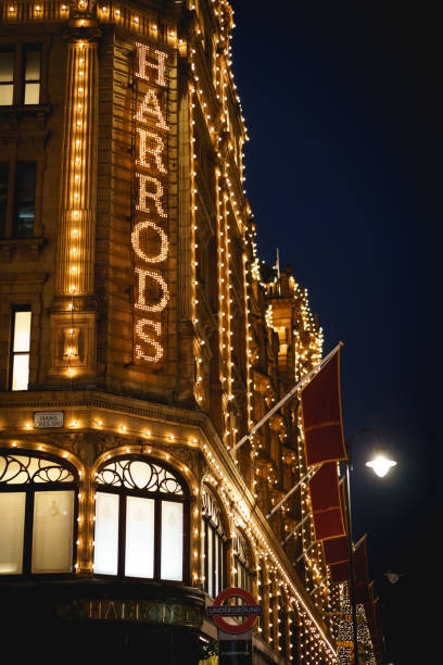 kaufhaus harrods in knightsbridge mit weihnachtsbeleuchtung geschmückt. - harrods stock-fotos und bilder