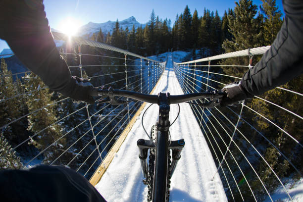 fatbike na most wiszący - personal perspective mountain biking mountain bike cycling zdjęcia i obrazy z banku zdjęć