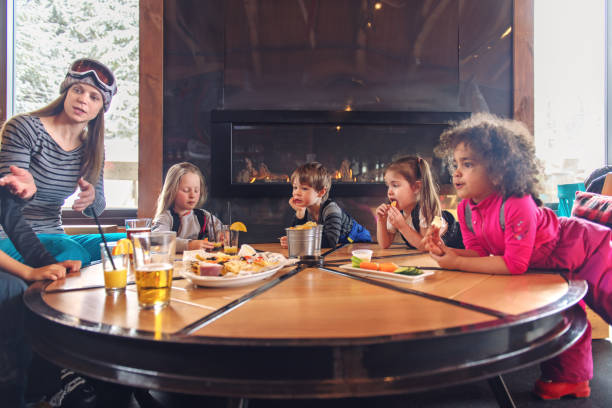 istock Families in a ski resort, apres-ski relaxing 933136834