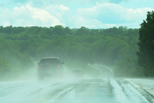 летний дождь на шоссе размытые аннотация - hydroplaning стоковые фото и изображения