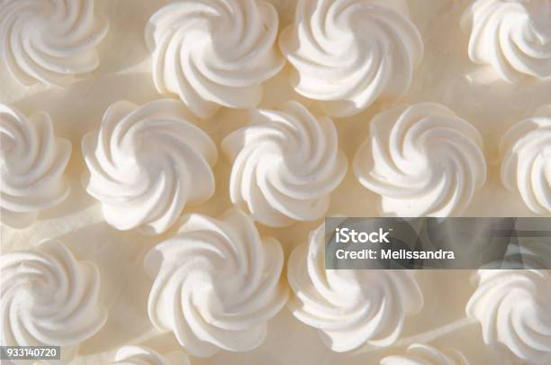 Photo libre de droit de Crème Blanche Sur Gâteau Au Soleil Fond Texture banque d'images et plus d'images libres de droit de Glaçage - Glaçage, Pâtisserie, Blanc