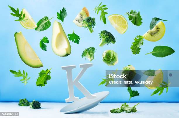 Vuelan Los Alimentos Ricos En Vitamina K Verduras De Verdes Foto de stock y más banco de imágenes de Vitamina