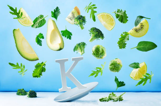 voler des aliments riches en vitamine k. légumes verts - letter k photos photos et images de collection